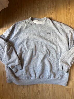ALO Yoga Accolade Crewneck Sweatshirt in Heather Gray